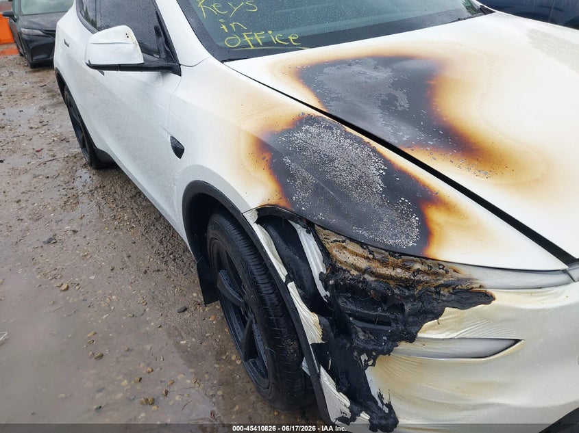 2026 Tesla Model y VIN 7SAYGDEE9TF408600 IAAI salvage auction — EXTERIOR BURN, Salvage (Wisconsin), sold $21,450 on 2026-07-23 (photo 6)