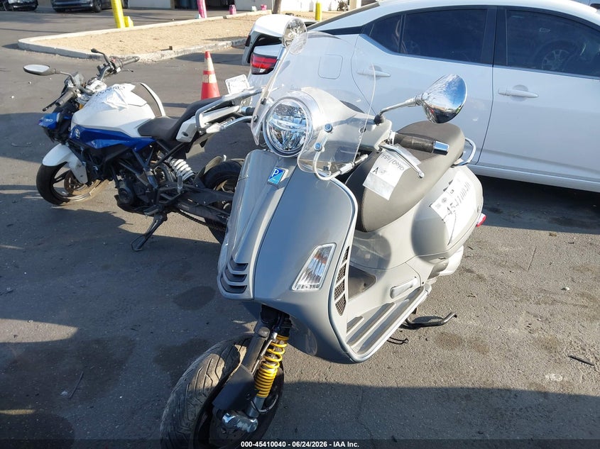 2020 Vespa - VIN ZAPMA39M9L5200676 IAAI salvage auction — RIGHT SIDE, Salvage Title, sold $475 on 2026-07-24 (photo 2)