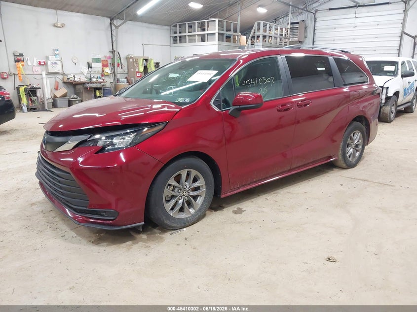 2025 Toyota Sienna VIN 5TDKSKFC0SS207195 IAAI salvage auction — RIGHT FRONT, Salvage (Pennsylvania), sold $13,300 on 2026-07-23 (photo 2)
