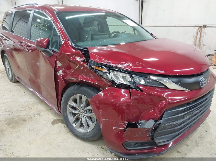 2025 Toyota Sienna VIN 5TDKSKFC0SS207195 IAAI salvage auction — RIGHT FRONT, Salvage (Pennsylvania), sold $13,300 on 2026-07-23 (photo 6)