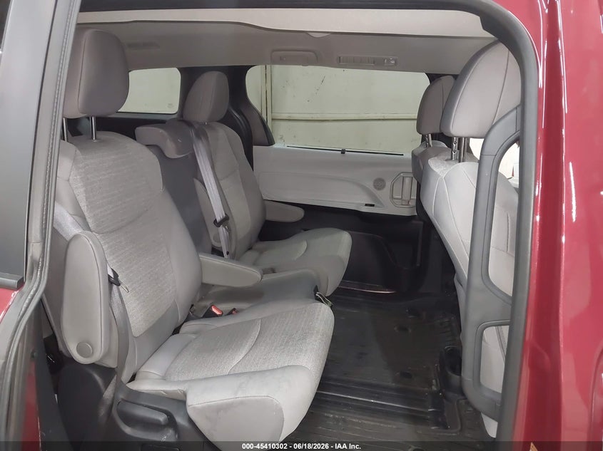 2025 Toyota Sienna VIN 5TDKSKFC0SS207195 IAAI salvage auction — RIGHT FRONT, Salvage (Pennsylvania), sold $13,300 on 2026-07-23 (photo 8)