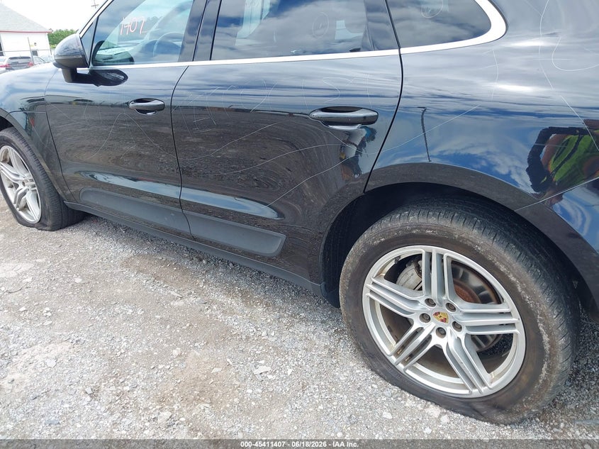 2016 Porsche Macan VIN WP1AB2A58GLB40227 IAAI salvage auction — VANDALISM, Salvage (Pennsylvania), sold $4,600 on 2026-07-08 (photo 6)