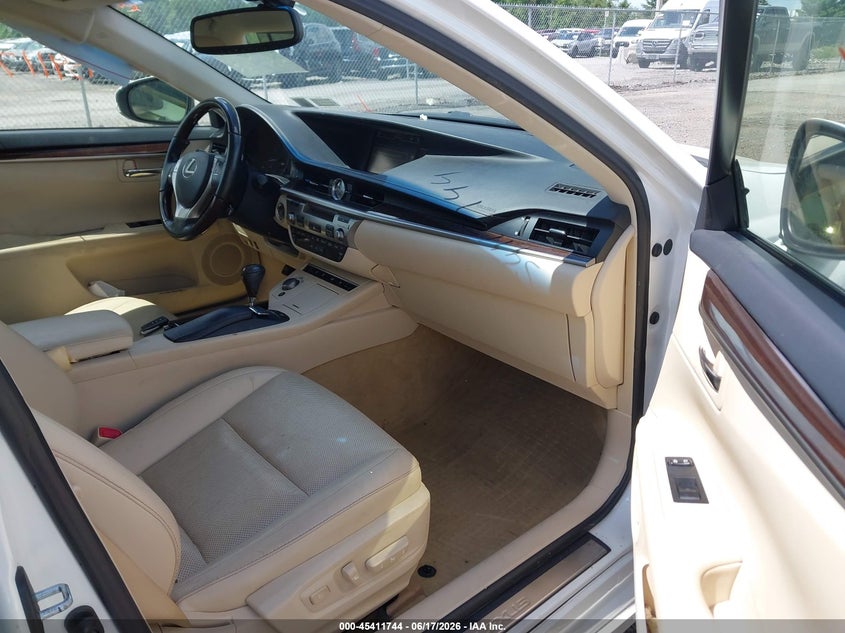 2014 Lexus VIN JTHBK1GG8E2120019 IAAI salvage auction — LEFT & RIGHT, Salvage Title, sold $50 on 2026-07-28 (photo 5)