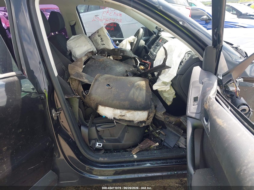 2010 Volkswagen Tiguan VIN WVGAV7AXXAW524602 IAAI salvage auction — BIO HAZARD, Junk (Oklahoma), sold $375 on 2026-08-18 (photo 5)