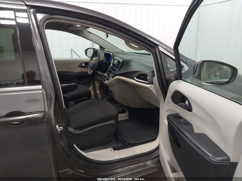 2022 Chrysler Voyager VIN 2C4RC1CG6NR132402 IAAI salvage auction — NORMAL WEAR, SF97 (South Dakota), sold $12,050 on 2026-08-06 (photo 5)