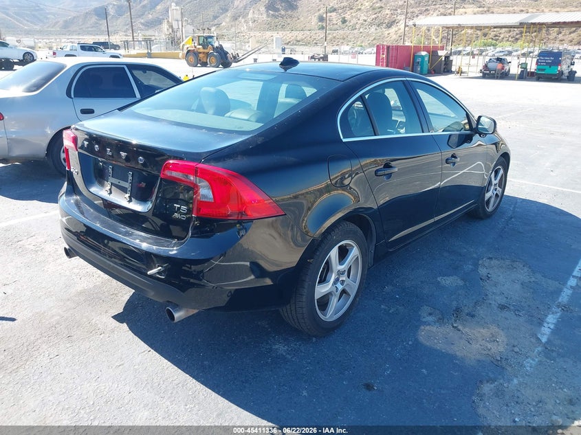 2013 Volvo S60 VIN YV1612FHXD2207144 IAAI salvage auction — NORMAL WEAR, Clear (Washington), sold $450 on 2026-07-12 (photo 4)