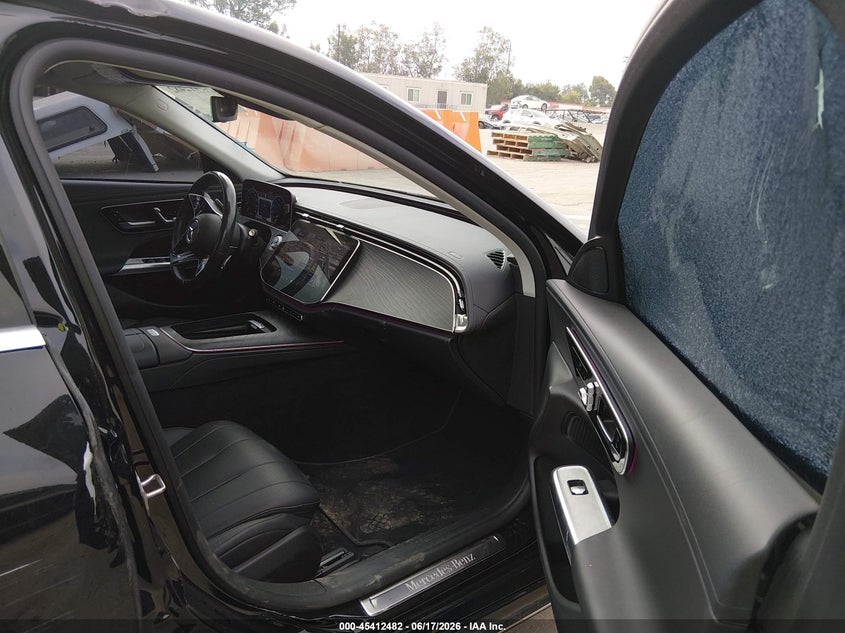 2024 Mercedes-benz E-klasse VIN W1KLF4HBXRA047283 IAAI salvage auction — SIDE, Salvage (California), sold $15,400 on 2026-07-29 (photo 5)