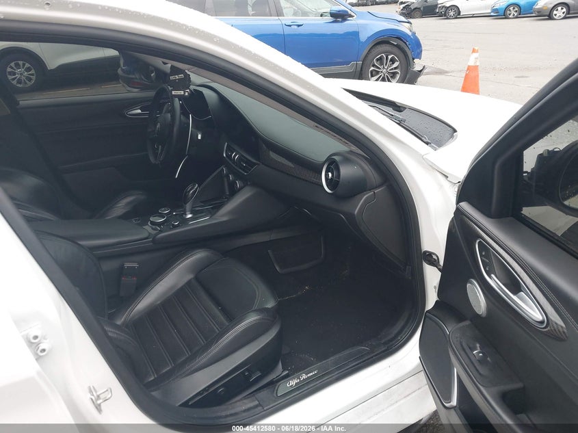 2019 Alfa romeo Giulia VIN ZARFANBNXK7613823 IAAI salvage auction — RIGHT SIDE, Salvage (Connecticut), sold $3,650 on 2026-07-16 (photo 5)