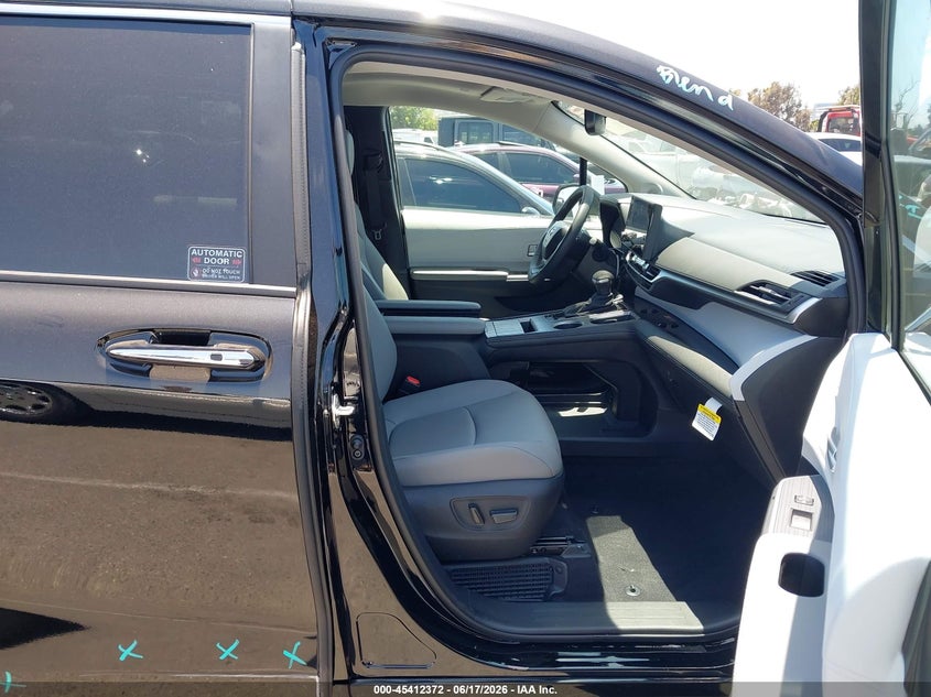 2026 Toyota Sienna VIN 5TDYSKFC6TS258423 IAAI salvage auction — RIGHT SIDE, Salvage Title, sold $38,500 on 2026-07-20 (photo 5)