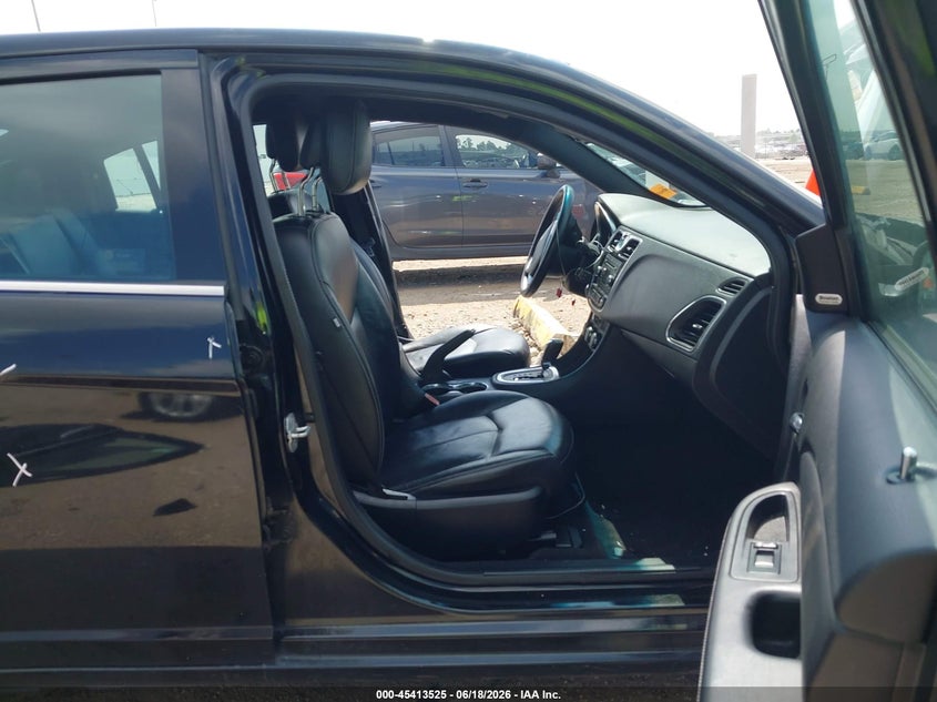 2014 Chrysler 200 VIN 1C3CCBCG1EN100261 IAAI salvage auction — SIDE, Wait Title, sold $975 on 2026-08-30 (photo 5)
