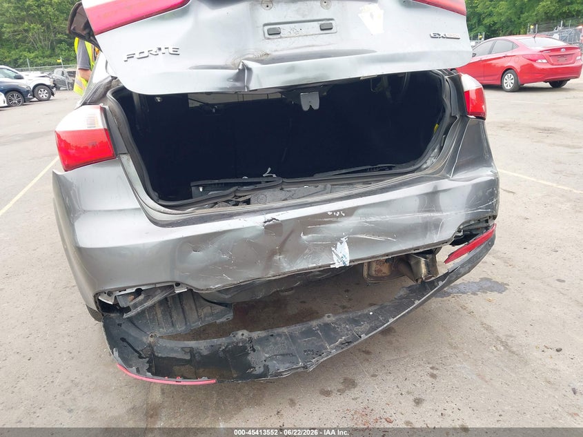 2015 Kia Forte VIN KNAFX4A84F5338706 IAAI salvage auction — NORMAL WEAR, Clear (New York), sold $725 on 2026-07-17 (photo 6)