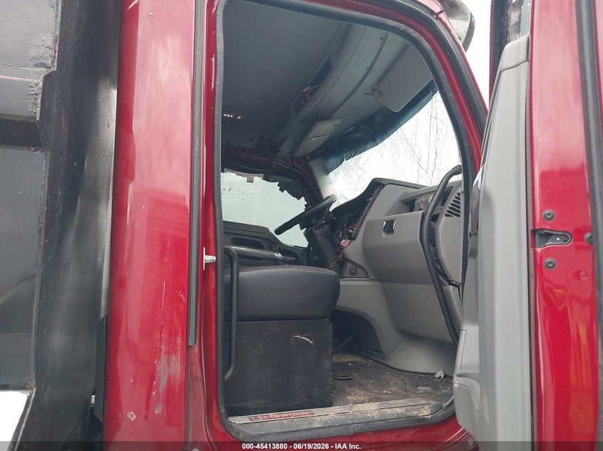 2015 Kenworth Construction VIN 1NKZXPTX8FJ465759 IAAI salvage auction — ROLLOVER, Wait Title, sold $7,350 on 2026-09-02 (photo 5)