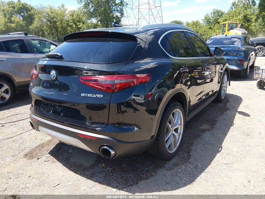 2018 Alfa romeo Stelvio VIN ZASFAKBN2J7C01247 IAAI salvage auction — SIDE, Clear (Indiana), sold $6,100 on 2026-08-07 (photo 4)