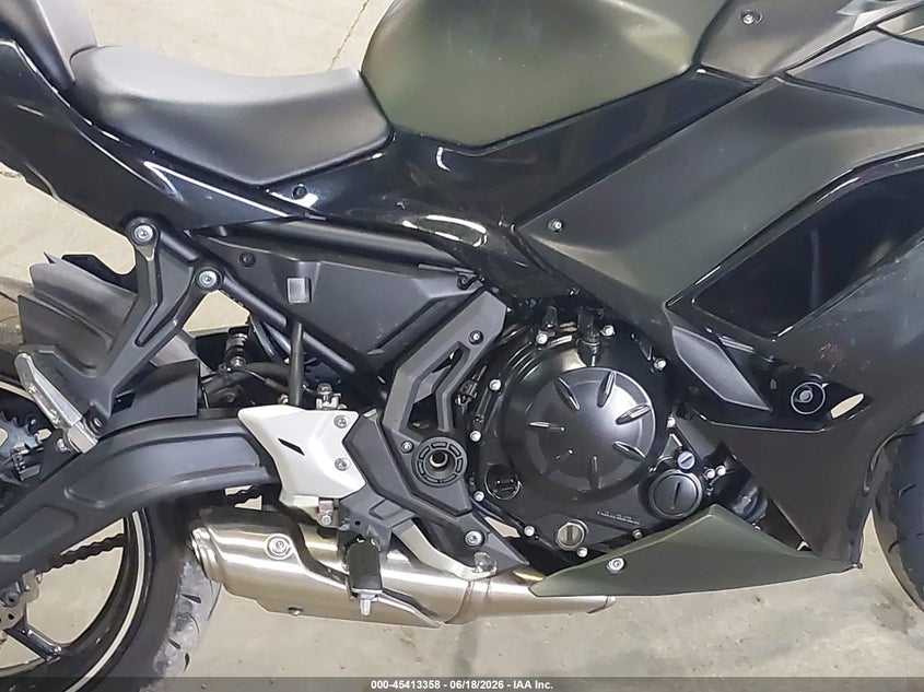 2024 Kawasaki Ninja VIN ML5EXER17RDAC4112 IAAI salvage auction — LEFT SIDE, Salvage Title, sold $1,250 on 2026-09-15 (photo 8)