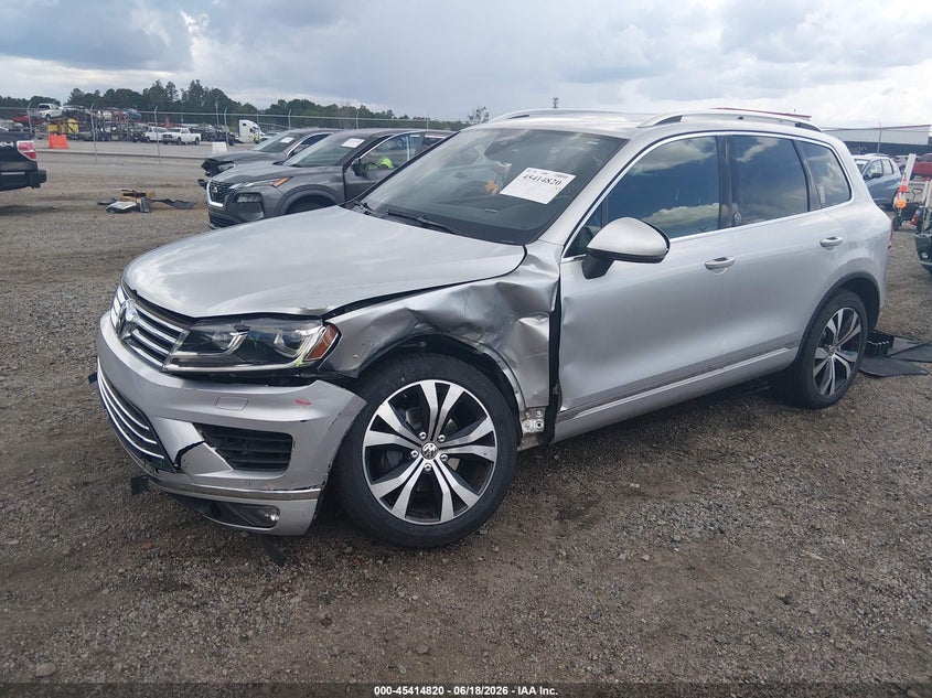 2017 Volkswagen Touareg VIN WVGRF7BP0HD004445 IAAI salvage auction — FRONT END, Salvage Title, sold $4,000 on 2026-07-29 (photo 2)