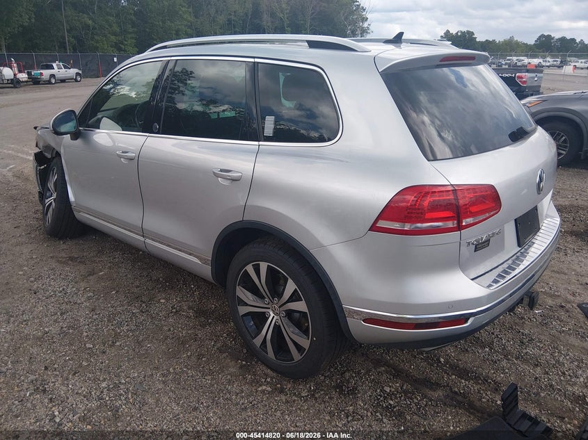 2017 Volkswagen Touareg VIN WVGRF7BP0HD004445 IAAI salvage auction — FRONT END, Salvage Title, sold $4,000 on 2026-07-29 (photo 3)