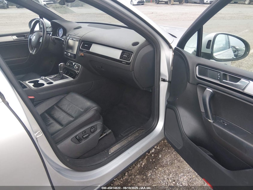 2017 Volkswagen Touareg VIN WVGRF7BP0HD004445 IAAI salvage auction — FRONT END, Salvage Title, sold $4,000 on 2026-07-29 (photo 5)