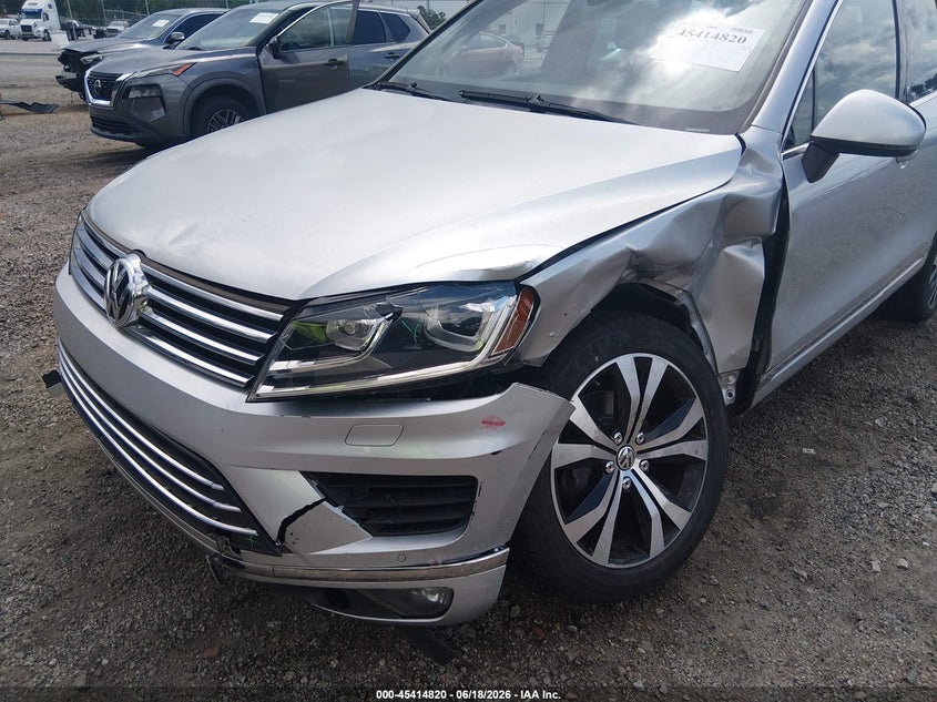 2017 Volkswagen Touareg VIN WVGRF7BP0HD004445 IAAI salvage auction — FRONT END, Salvage Title, sold $4,000 on 2026-07-29 (photo 6)