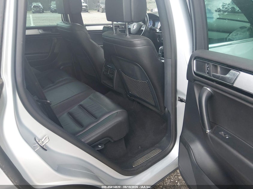 2017 Volkswagen Touareg VIN WVGRF7BP0HD004445 IAAI salvage auction — FRONT END, Salvage Title, sold $4,000 on 2026-07-29 (photo 8)