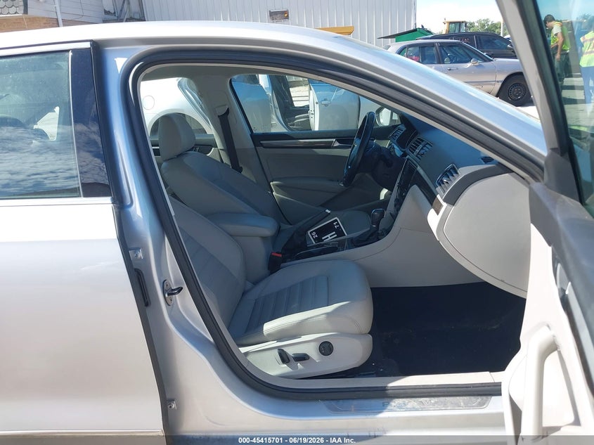 2017 Volkswagen Passat VIN 1VWCT7A37HC045613 IAAI salvage auction — FRONT END, Salvage Title, sold $2,700 on 2026-08-11 (photo 5)