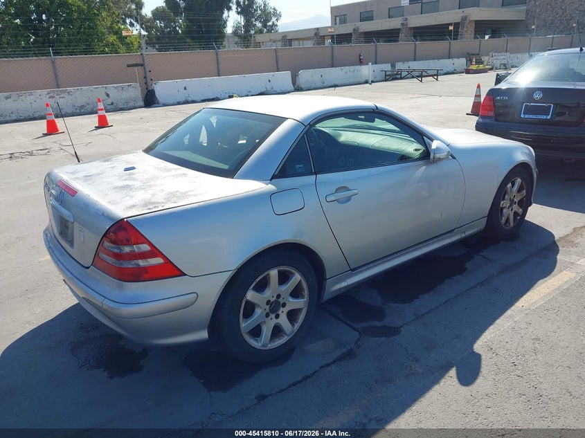 2001 Mercedes-benz Slk-class VIN WDBKK65FX1F204479 IAAI salvage auction — NORMAL WEAR, Salvage Title - Dealer (California), sold $300 on 2026-07-13 (photo 4)