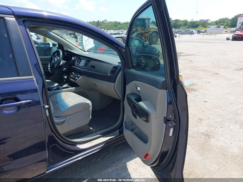 2019 Kia SEDONA VIN KNDMB5C10K6539375 IAAI salvage auction — NORMAL WEAR, Clear (Florida), sold $2,800 on 2026-07-09 (photo 5)