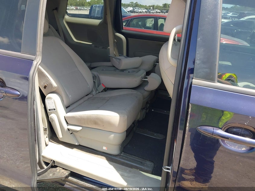 2019 Kia SEDONA VIN KNDMB5C10K6539375 IAAI salvage auction — NORMAL WEAR, Clear (Florida), sold $2,800 on 2026-07-09 (photo 8)