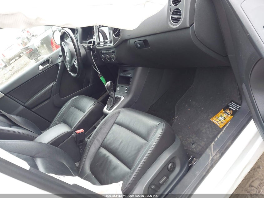 2017 Volkswagen Tiguan VIN WVGUV7AXXHK020422 IAAI salvage auction — RIGHT SIDE, Salvage (Massachusetts), sold $1,850 on 2026-07-23 (photo 5)