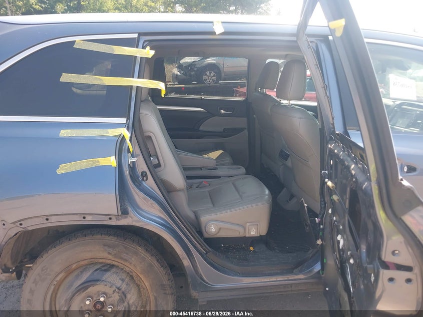 2018 Toyota Highlander VIN 5TDJZRFH1JS817942 IAAI salvage auction — RIGHT SIDE, Salvage (Massachusetts), sold $7,600 on 2026-07-24 (photo 8)