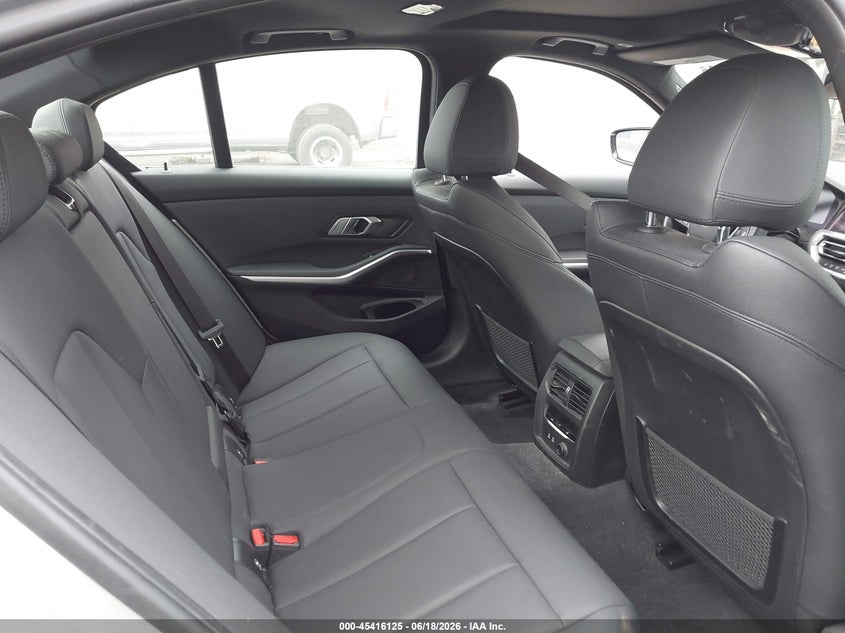 2019 BMW 3er VIN WBA5R1C59KAK09790 IAAI salvage auction — REAR END, Salvage Title, sold $9,400 on 2026-07-29 (photo 8)