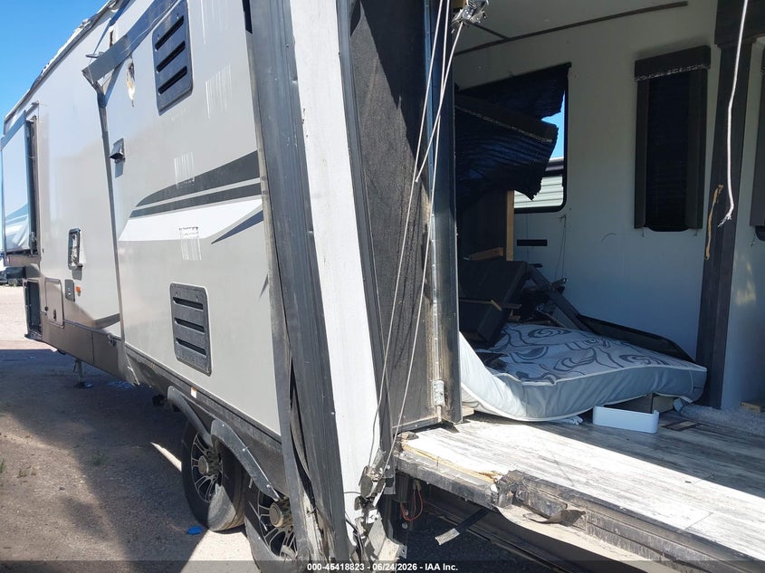 2020 Keystone Rv 3530fwden VIN 4YDF35322L1531367 IAAI salvage auction — SIDE, Regular (South Dakota), sold $175 on 2026-08-25 (photo 3)