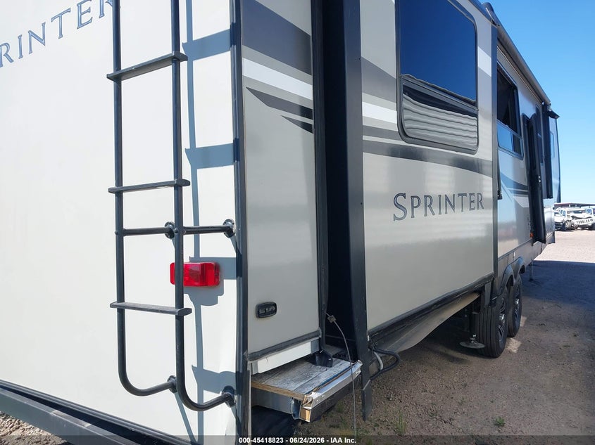 2020 Keystone Rv 3530fwden VIN 4YDF35322L1531367 IAAI salvage auction — SIDE, Regular (South Dakota), sold $175 on 2026-08-25 (photo 4)