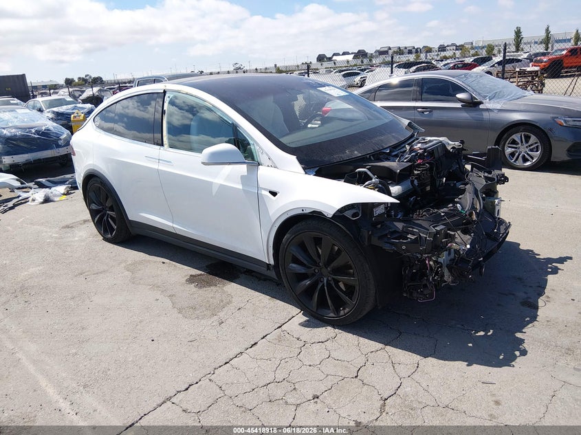 2020 Tesla Model x VIN 5YJXCBE2XLF282276 — IAAI salvage auction photo