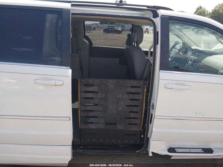 2010 Chrysler Town & country VIN 2A4RR5D17AR305560 IAAI salvage auction — FRONT END, Clear (Arkansas), sold $725 on 2026-07-26 (photo 8)