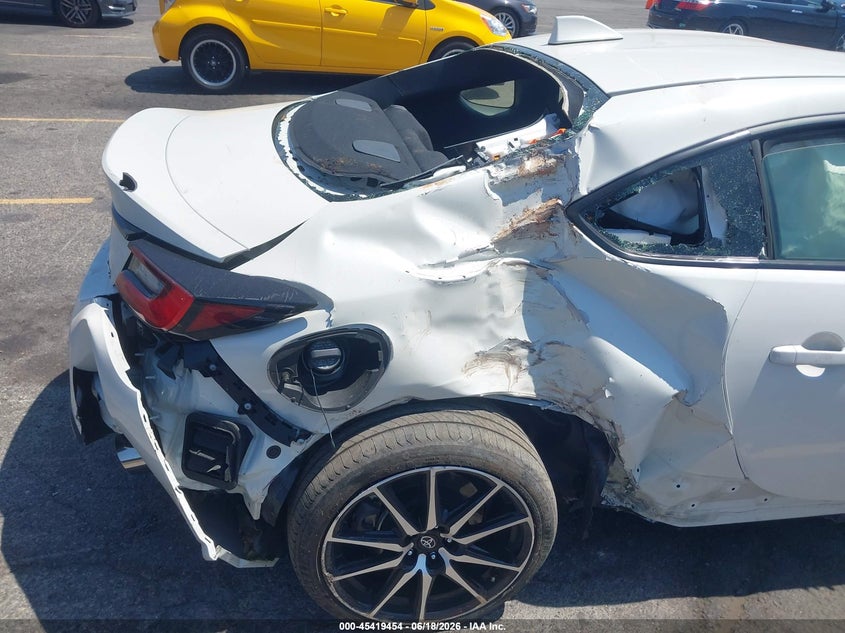 2025 Toyota Gr 86 VIN JF1ZNBB18S9758389 IAAI salvage auction — RIGHT SIDE, Salvage Title, sold $10,250 on 2026-08-17 (photo 6)