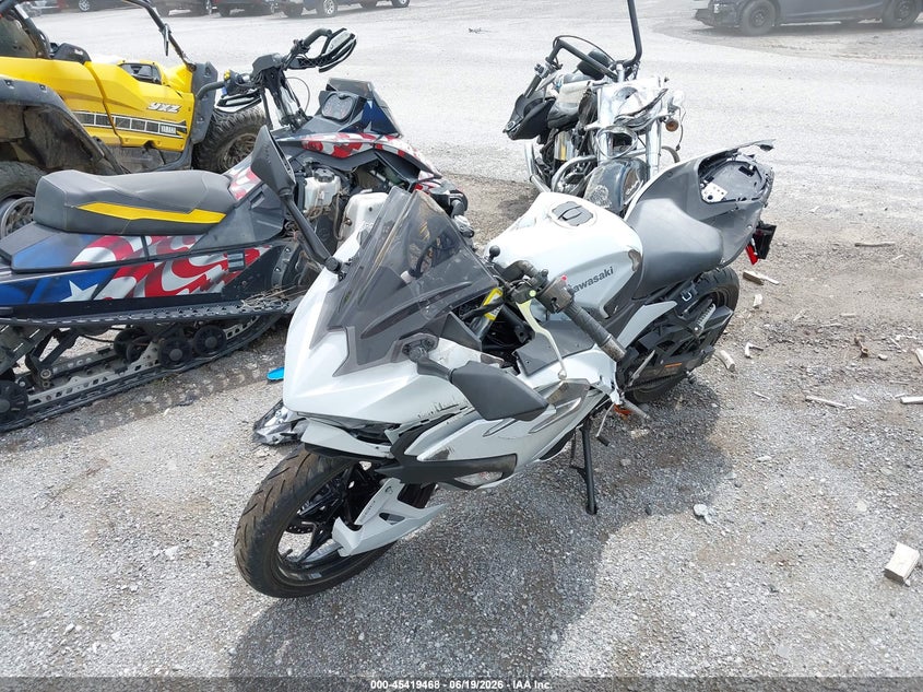 2024 Kawasaki Ninja VIN ML5EXGG13RDA18939 IAAI salvage auction — RIGHT SIDE, Mv-907A (New York), sold $800 on 2026-07-22 (photo 2)