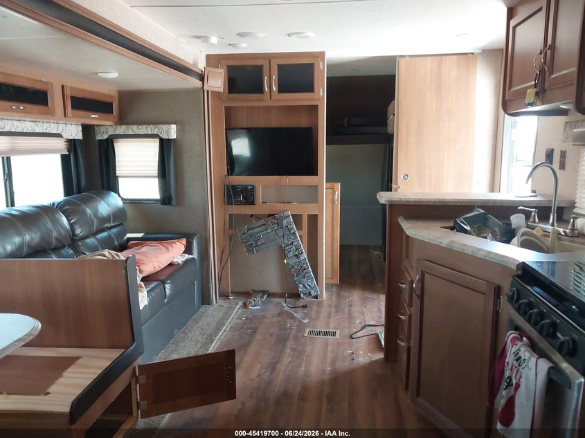 2018 Coachmen Catalina VIN 5ZT2CAZB0JT011086 IAAI salvage auction — STORM DAMAGE, Wait Title, sold $1,150 on 2026-09-16 (photo 5)