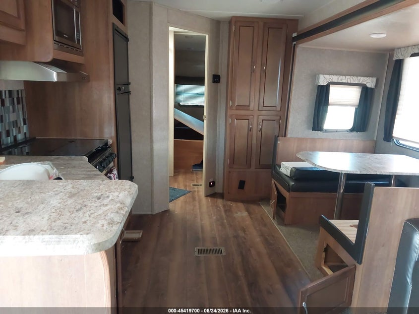 2018 Coachmen Catalina VIN 5ZT2CAZB0JT011086 IAAI salvage auction — STORM DAMAGE, Wait Title, sold $1,150 on 2026-09-16 (photo 8)