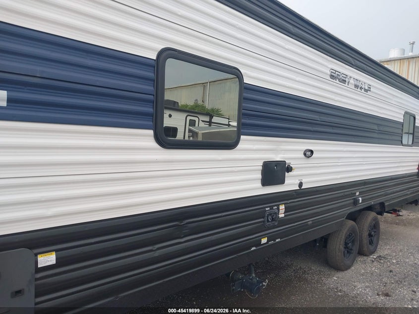 2023 Forest river Cherokee VIN 5ZT2CKLB8PF004375 IAAI salvage auction — HAIL, Salvage (Illinois), sold $4,800 on 2026-07-28 (photo 6)