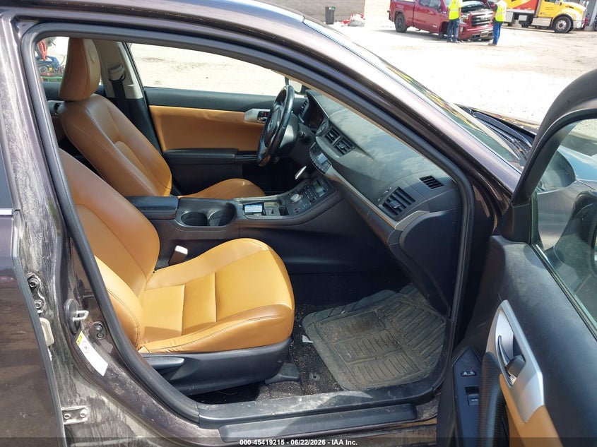 2011 Lexus Ct 200h VIN JTHKD5BHXB2015768 IAAI salvage auction — NORMAL WEAR, Original (Maine), sold $1,300 on 2026-07-06 (photo 5)