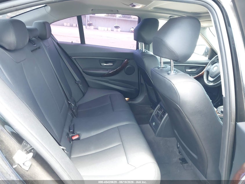 2014 BMW 3er VIN WBA3A5G53ENP34096 IAAI salvage auction — SIDE, Salvage Title, sold $1,350 on 2026-08-06 (photo 8)
