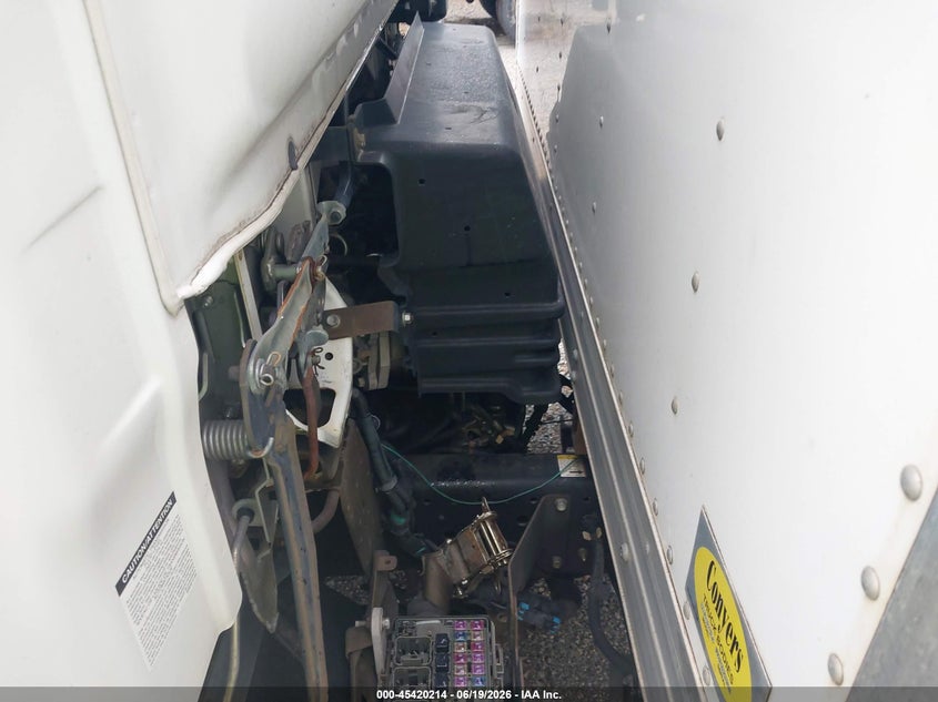 2015 Isuzu VIN JALC4W165F7000940 IAAI salvage auction — FRONT & REAR, Wait Title, sold $950 on 2026-09-11 (photo 9)