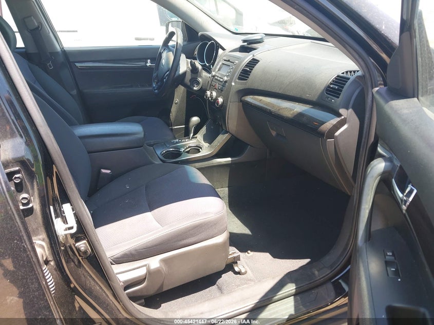 2011 Kia Sorento VIN 5XYKT3A16BG170935 IAAI salvage auction — SIDE, Salvage (California), sold $1,100 on 2026-07-22 (photo 5)