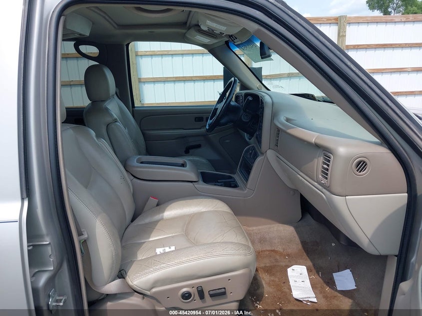 2005 Chevrolet Suburban 1500 VIN 3GNFK16Z35G252402 IAAI salvage auction — NORMAL WEAR, Clear (Minnesota), sold $425 on 2026-07-07 (photo 5)