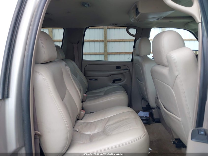 2005 Chevrolet Suburban 1500 VIN 3GNFK16Z35G252402 IAAI salvage auction — NORMAL WEAR, Clear (Minnesota), sold $425 on 2026-07-07 (photo 8)