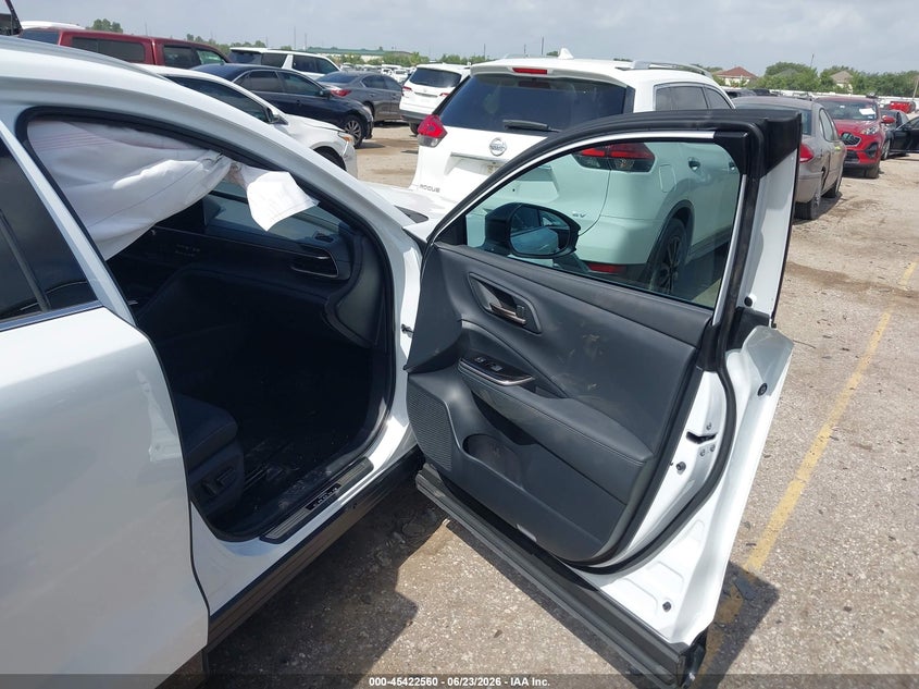 2025 Toyota Crown signia VIN JTDACAAJ4S3034212 IAAI salvage auction — SIDE, Salvage (Texas), sold $18,000 on 2026-07-22 (photo 5)