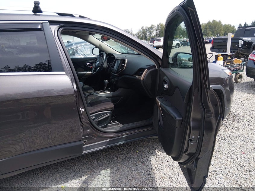 2017 Jeep Cherokee VIN 1C4PJMCB5HW657885 IAAI salvage auction — LEFT FRONT, Salvage Title, sold $2,800 on 2026-08-19 (photo 5)