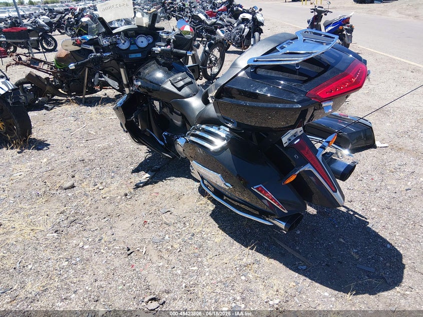 2015 Victory Cross country VIN 5VPTW36N9F3043616 IAAI salvage auction — SIDE, Salvage Title, sold $2,850 on 2026-07-14 (photo 3)