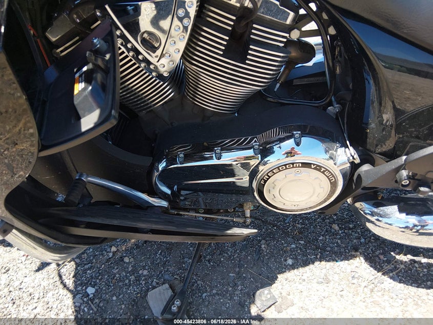 2015 Victory Cross country VIN 5VPTW36N9F3043616 IAAI salvage auction — SIDE, Salvage Title, sold $2,850 on 2026-07-14 (photo 9)