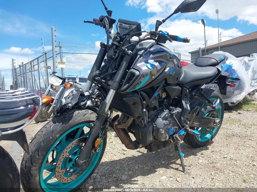 2024 Yamaha Mt VIN JYARM32E0RA010178 IAAI salvage auction — LEFT SIDE, Salvage Title, sold $2,100 on 2026-07-28 (photo 2)